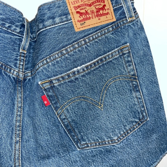 Levi’s High Waisted Vintage Distressed Medium Wash Denim Shorts — 31 - Picture 4 of 8